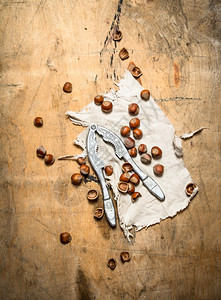 坚果和胡桃贝壳在木制桌子上坚果与和胡桃贝壳图片
