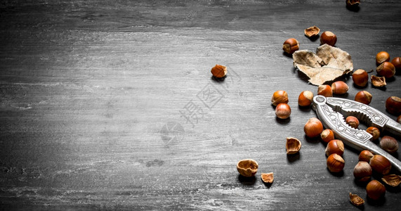 在黑木制桌上的栗子桃和干叶桃子和干叶图片