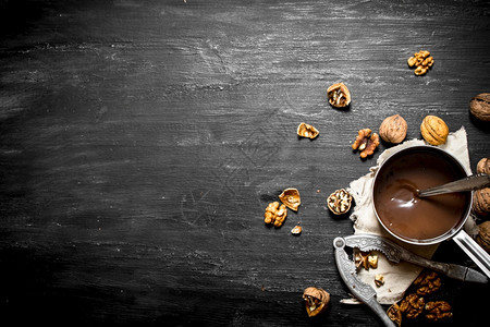 核桃仁和新鲜巧克力奶油图片