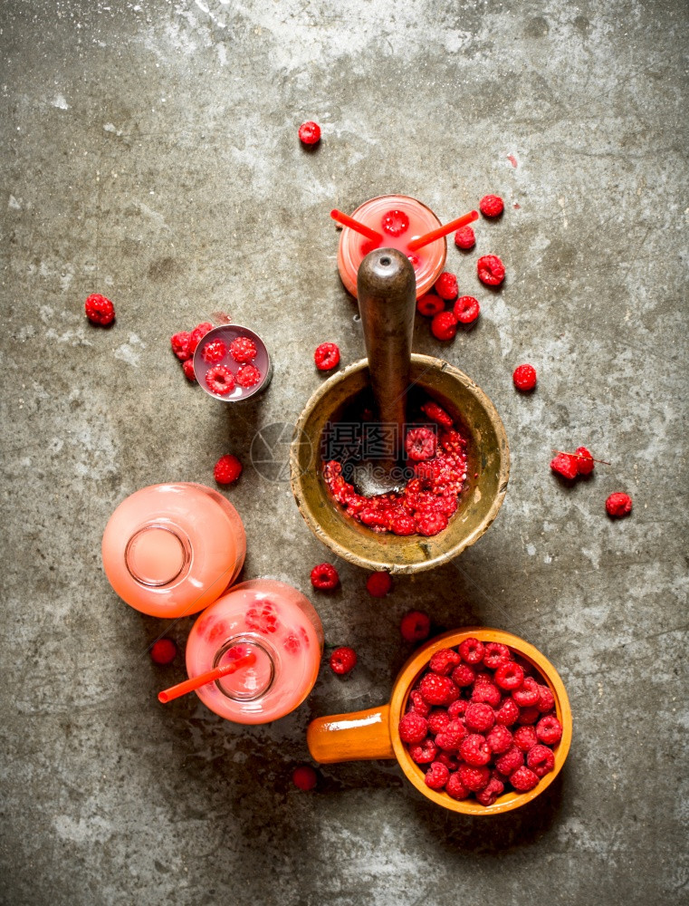煮草莓汁在石头桌上煮草莓汁图片