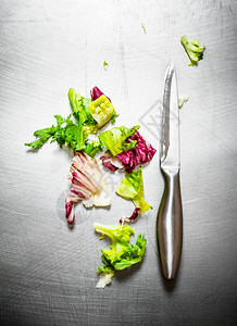 弹刀子菜金属桌上有刀子的新鲜绿菜还有刀子的新鲜绿菜背景