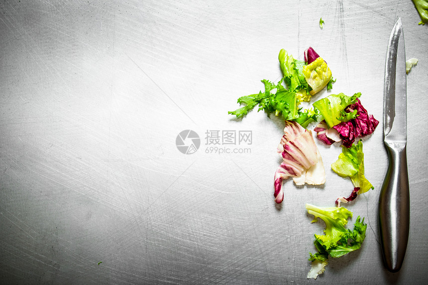 金属桌上有刀子的新鲜绿菜还有刀子的新鲜绿菜图片