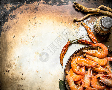 有盐和香料的虾在古老的生锈背景上有盐和香料的虾高清图片