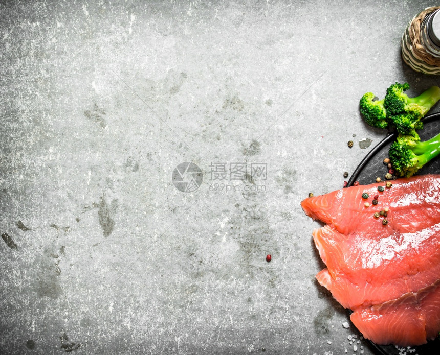 一块有西兰花和盐的熏鲑鱼片图片