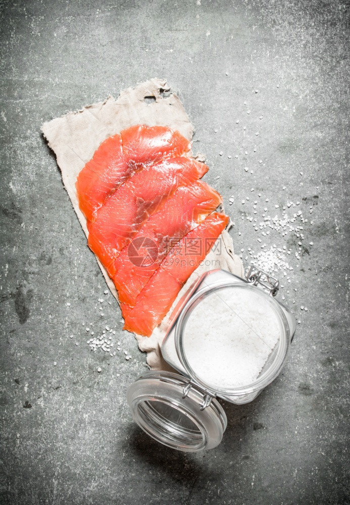 切片鲑鱼和盐在石头背景上切片鲑鱼和盐图片