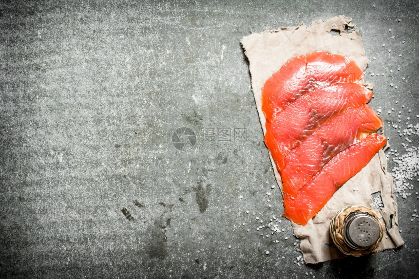 切片鲑鱼和盐在石头背景上切片鲑鱼和盐图片