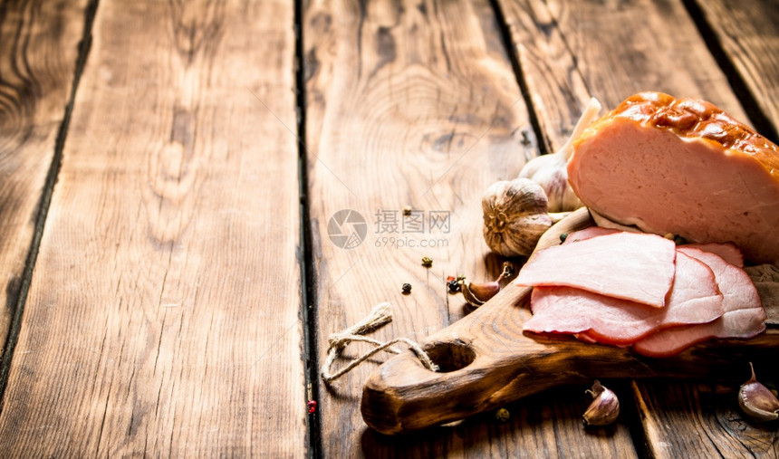 火腿和大蒜香料在旧板上木制背景在旧板上图片