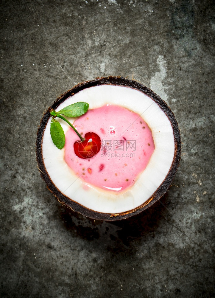 半颗椰子里的樱桃冰淇淋图片
