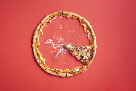 红纸板背景的薄饼火腿顶层风景披萨剩菜和面包屑最后一块披萨图片