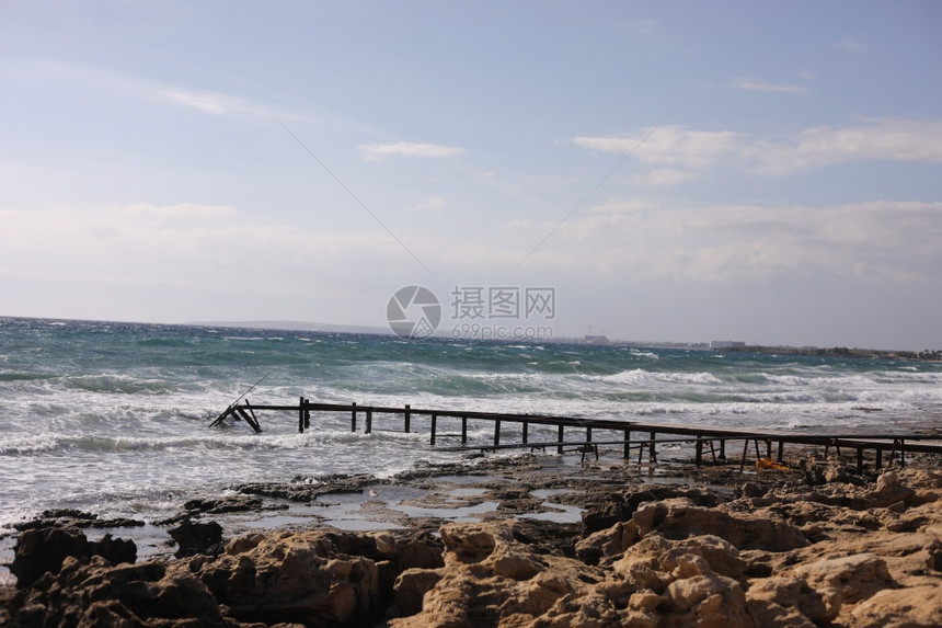 石头海滩有旧木质浮舟靠近海面背景有选择焦点石头海滩有旧木质浮舟靠近海面背景有选择焦点图片