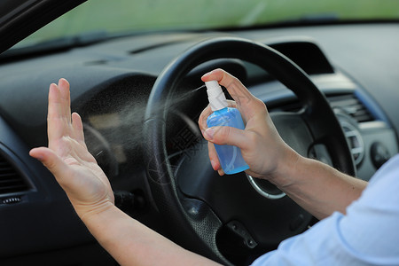在车上喷洒消毒水防止新冠病毒背景