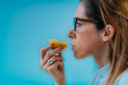 冠状引起的传染妇女试图感觉到柠檬的气味厌食或嗅觉失明去能力图片