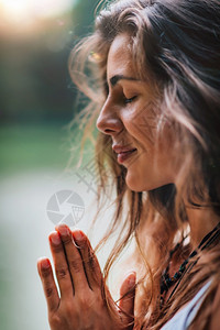 年轻女冥想在自然界练习瑜伽手握祈祷姿势图片
