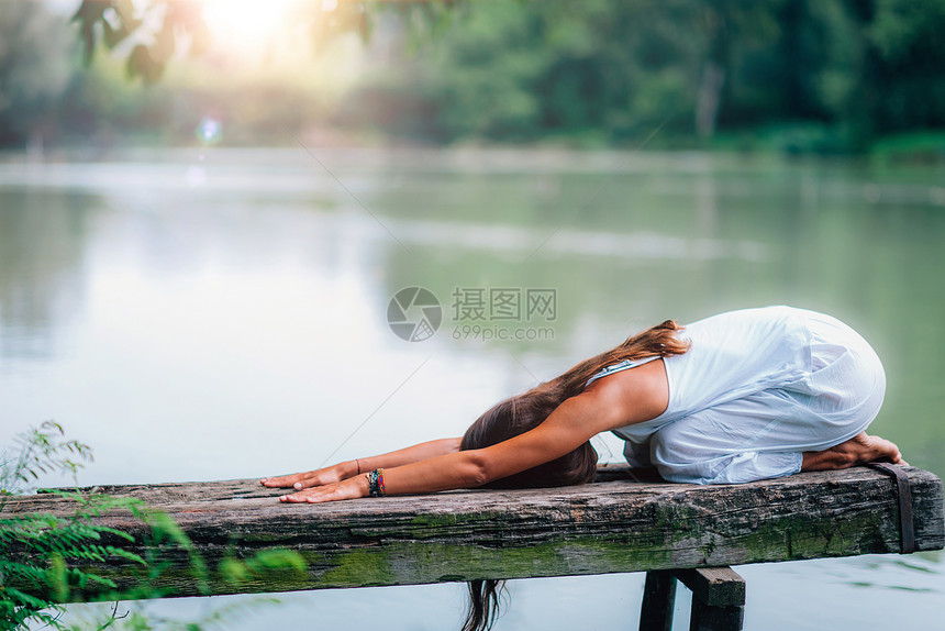 妇女沉睡在布拉萨纳儿童和湖边的姿势图片