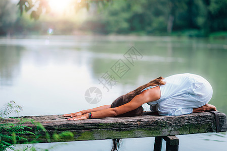 妇女沉睡在布拉萨纳儿童和湖边的姿势图片