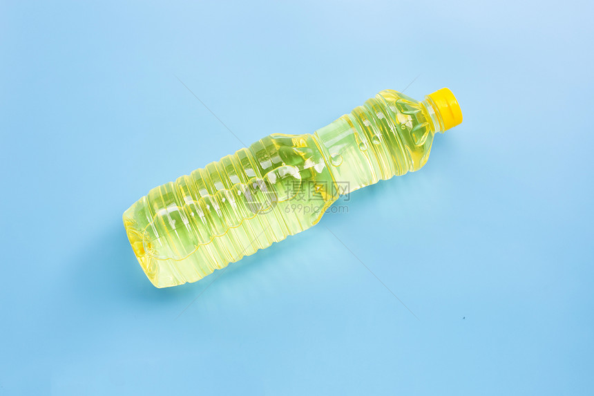 蓝色背景的塑料瓶中油复制空间图片