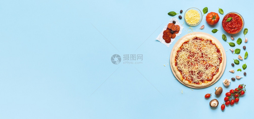 配有生面粉酱汁奶酪和披萨原料的辣椒蓝色无缝背景平整的披萨准备图片