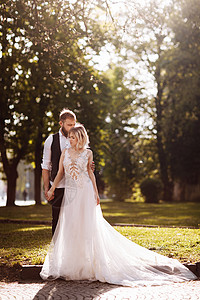 结婚时快乐的一对结婚时简单的一对时髦新婚夫妇娘上时髦的白衣服婚姻概念结的一对新背景图片