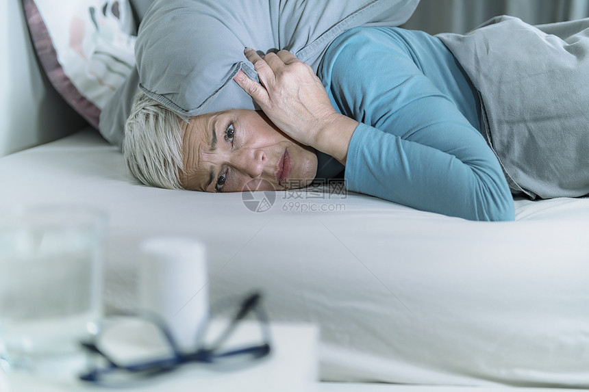 成年女患有高血压症害怕头顶抱枕的声音图片