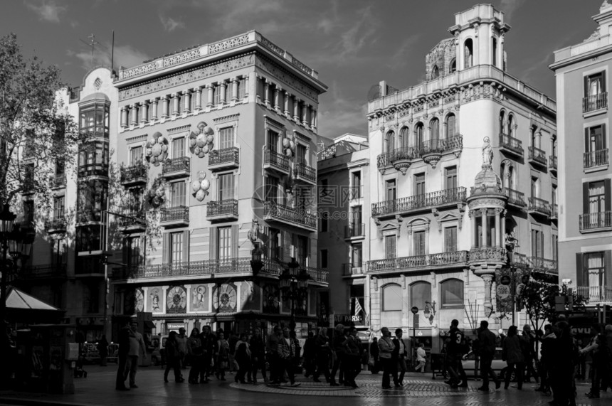 201年月7日西班牙熊雪洛娜bascelon古老典建筑与观光客图片
