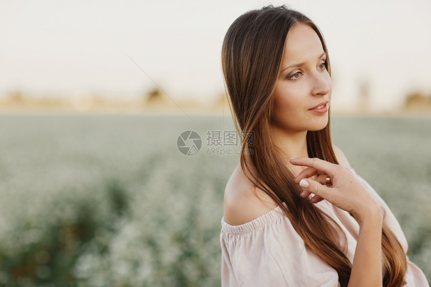 美丽的女士享受田地快乐的年轻女士和春绿的大自然和谐概念美丽女孩在花田中肖像选择焦点美丽女享受田地选择焦点图片