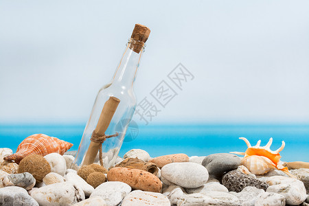 在沙滩上装满石头的瓶信息高清图片