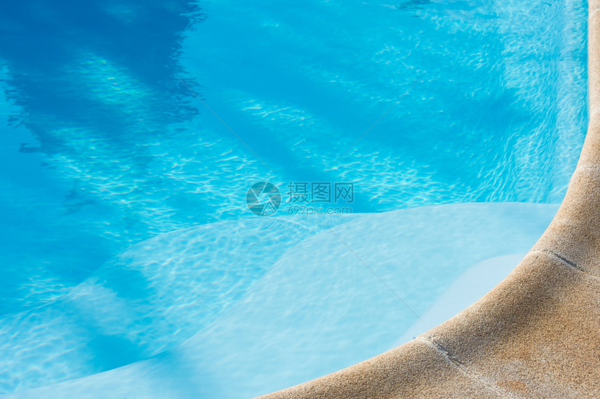 蓝泳池背景夏季和水概念图片