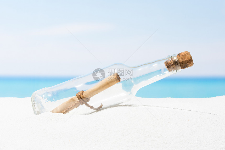 在热带海中白沙的滩上用瓶装信息图片