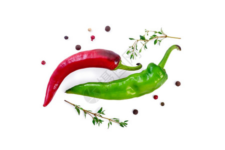 白色背景隔离的绿辣椒和红两支百香和彩色胡椒豆图片
