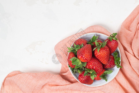 健康的新鲜草莓和一碗有文字空间的白色背景碗图片