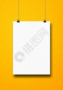 白色海报挂在黄墙上有剪片空白模型板色海报挂在黄墙上有剪片背景图片