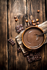 巧克力奶油和坚果巧克力图片