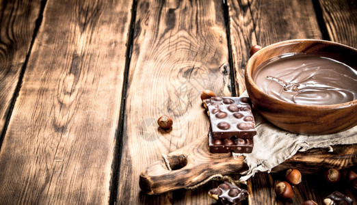 巧克力奶油和坚果巧克力图片