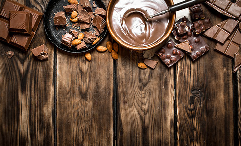 坚果巧克力块和融化的巧克力奶油图片
