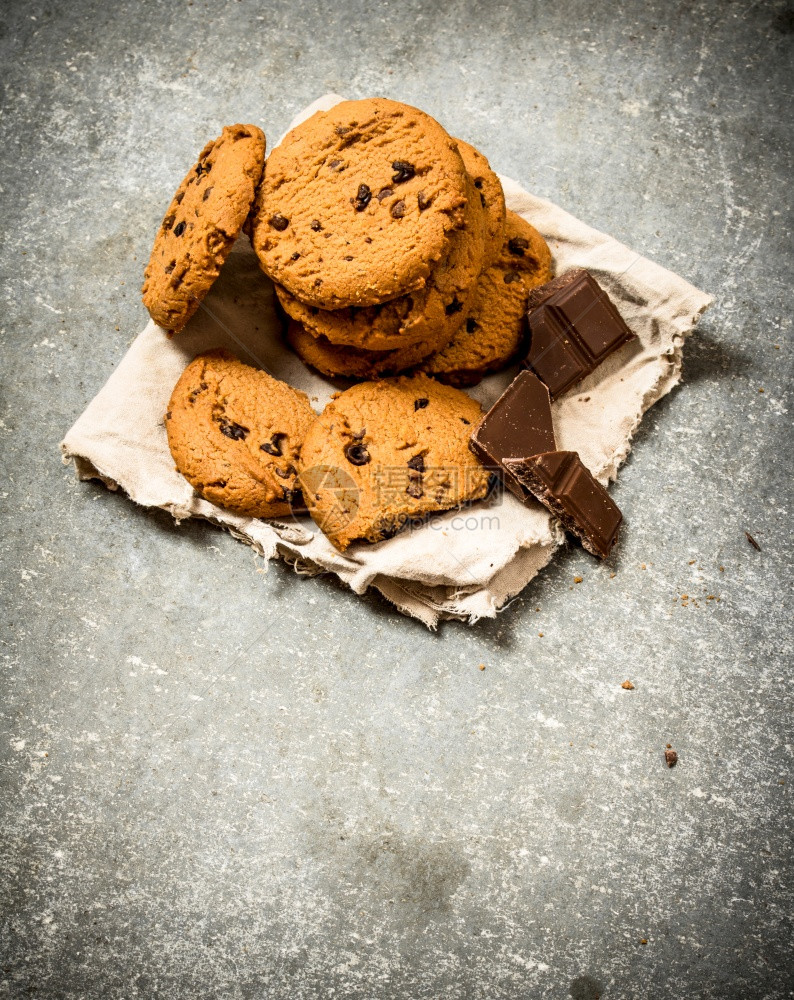 燕麦饼干和巧克力片在石头桌上图片