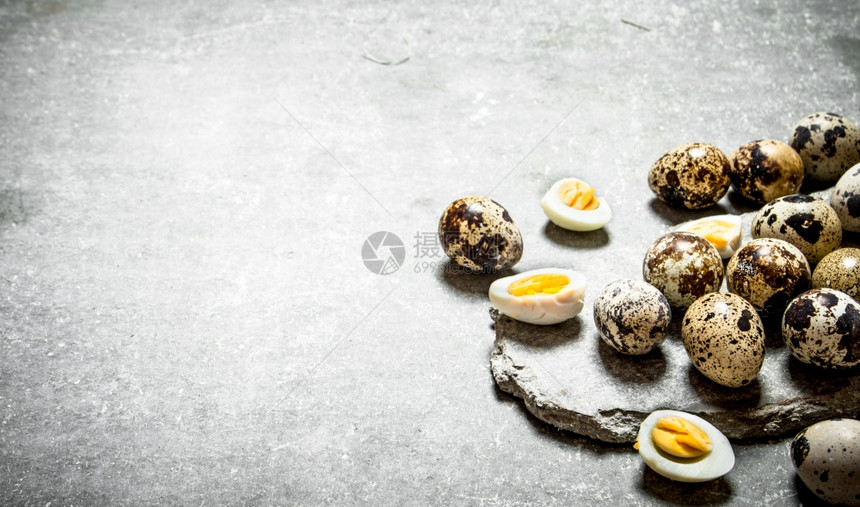 蛋在石板上图片