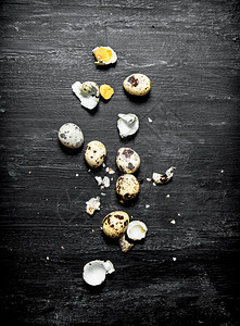 蛋壳和煮熟的鹌鹑蛋图片