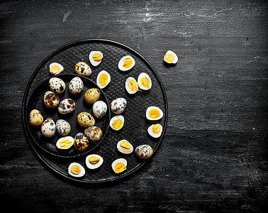 盘子上煮熟的鹌鹑蛋背景图片