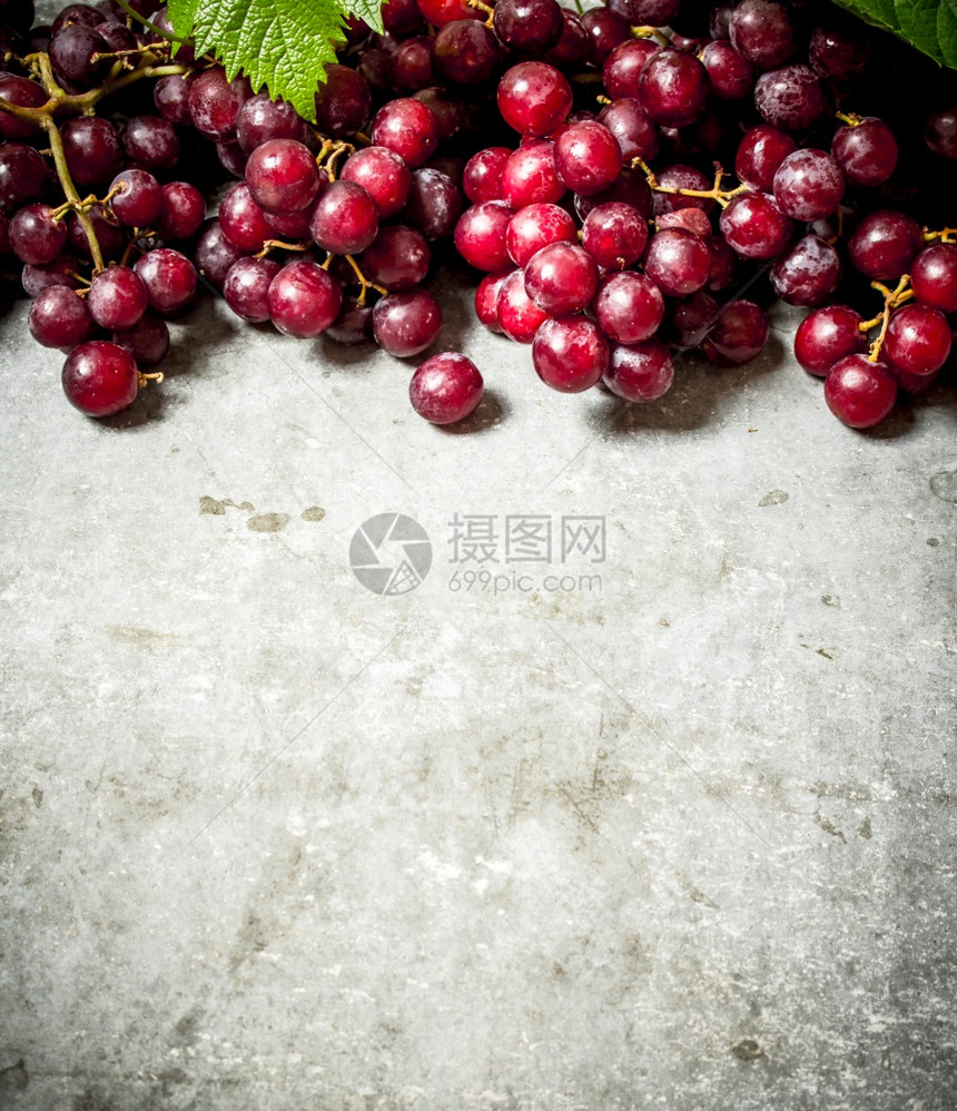 红葡萄在石板上图片