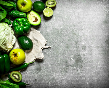 绿色食物水果和蔬菜石头桌上的绿色水果和蔬菜图片