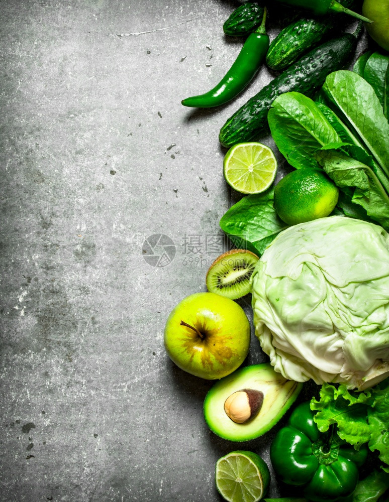 健康食品绿色蔬菜和水果石板上的绿色蔬菜和水果绿色蔬菜和水果图片