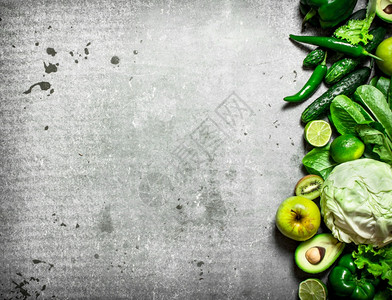 健康食品绿色蔬菜和水果石板上的绿色蔬菜和水果绿色蔬菜和水果图片