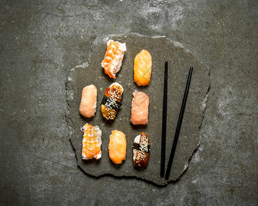 石桌上有日本寿司和鲑鱼虾还有日本寿司和鲑鱼虾图片