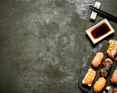 寿司加酱油在石板上图片