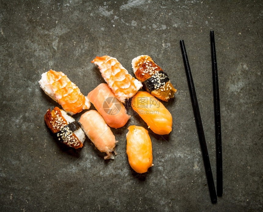 新鲜的寿司海在石头桌上图片