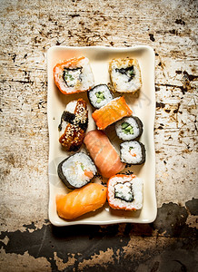 卷子和寿司盘上的海鲜生锈背景图片