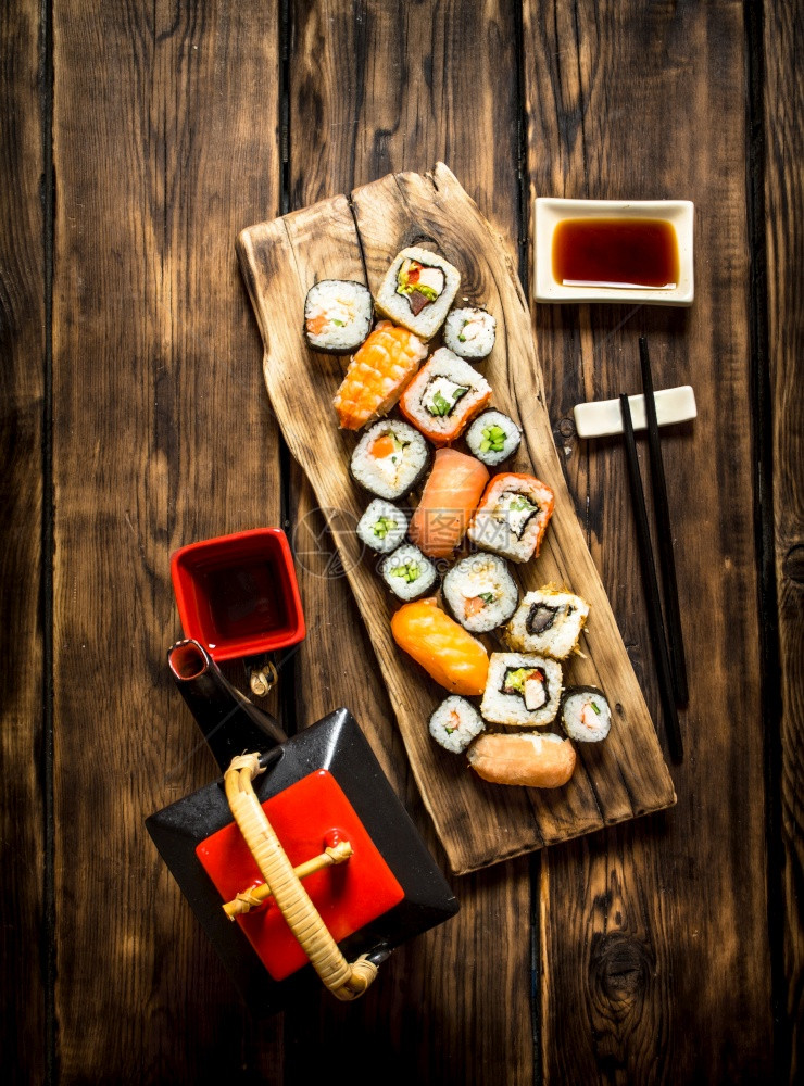 寿司卷和草药茶图片
