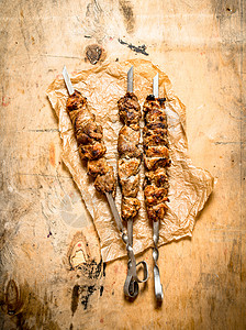 在木制桌上用西红柿做烤肉串在西红柿上用做烤肉串背景图片