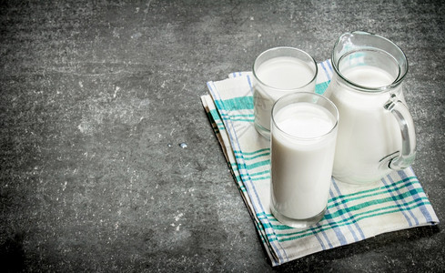 杯子上的牛奶放在餐巾纸上图片