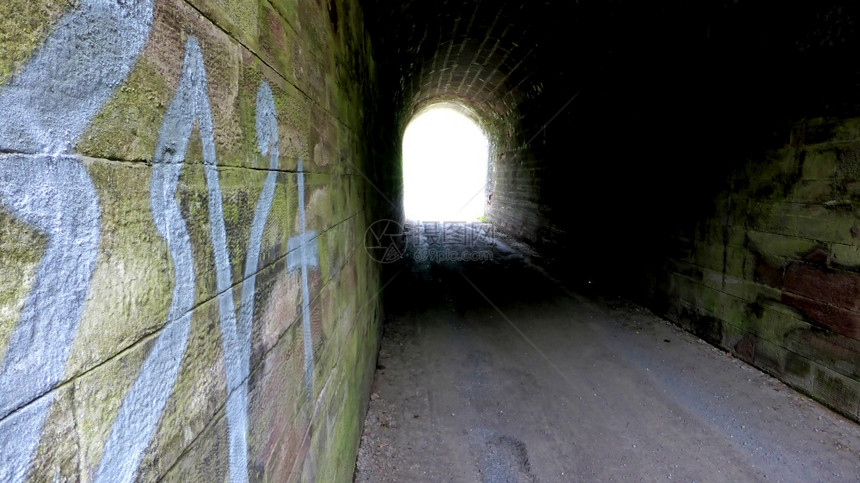 末端有光亮的暗隧道图片